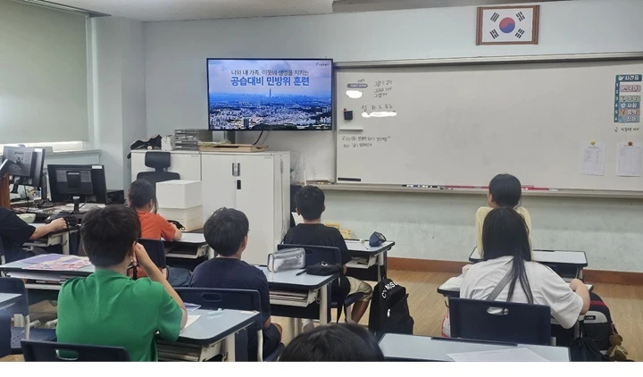 초등학교 교실서 체험한 민방위 훈련…대피소 사전 확인 중요