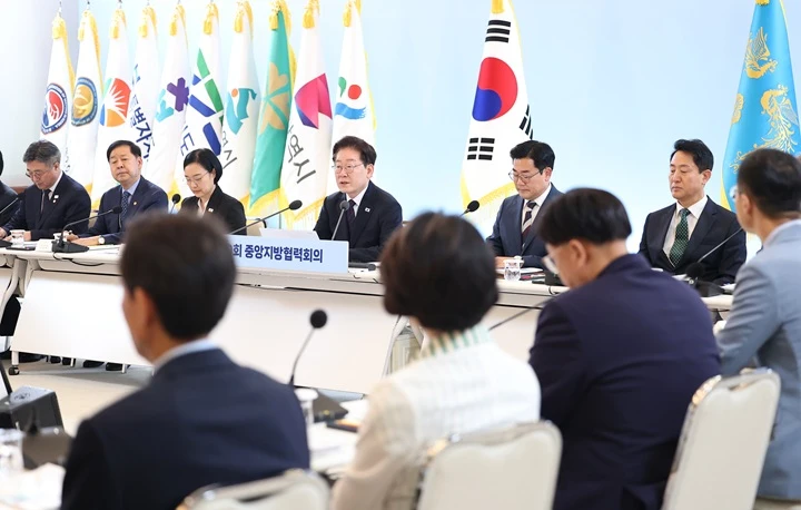 이 대통령 “국토 불균형 해소 위한 강력한 균형발전 추진”